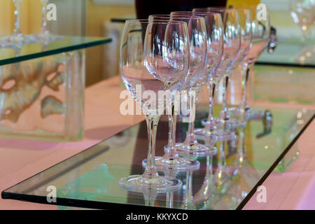 Bicchieri di vino presso il bar bicchieri per il vino molti bicchieri di vino diverso in una fila sul bancone bar Foto Stock