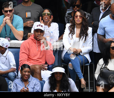 NEW YORK, NY - 03 SETTEMBRE: Carmelo Anthony, Lala Anthony, Kelly Rowland il sesto giorno del 2016 US Open presso l'USTA Billie Jean King National Tennis Center il 3 settembre 2016 nel quartiere Flushing del quartiere Queens di New York City People: Carmelo Anthony, Lala Anthony, Kelly Rowland Foto Stock