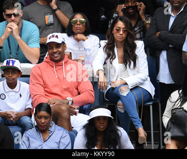 NEW YORK, NY - 03 SETTEMBRE: Carmelo Anthony, Lala Anthony, Kelly Rowland il sesto giorno del 2016 US Open presso l'USTA Billie Jean King National Tennis Center il 3 settembre 2016 nel quartiere Flushing del quartiere Queens di New York City People: Carmelo Anthony, Lala Anthony, Kelly Rowland Foto Stock