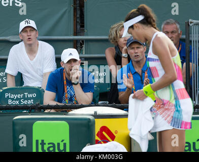 KEY BISCAYNE, FL - MARZO 26: Il giocatore di calcio nazionale tedesco e Manchester United Bastian Schweinsteiger guarda la ragazza Ana Ivanovic della Serbia nella sua terza partita al Miami Open. Bastian Schweinsteiger è un calciatore tedesco professionista che gioca come centrocampista per il club inglese Manchester United e la nazionale tedesca al Crandon Park Tennis Center il 26 marzo 2016 a Key Biscayne, Florida. Persone: Bastian Schweinsteiger Foto Stock