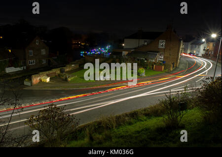 Sentieri di luce dalle automobili passando attraverso il villaggio di nafferton in east yorkshire Foto Stock