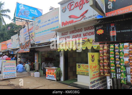 Persone viaggi a lunga distanza bus terminal in Borivali Mumbai in India. Foto Stock