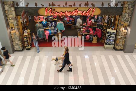 Bloomington, MN, Stati Uniti d'America - Settembre 01.2017: una coppia con un cane a camminare da una vetrina nel centro commerciale Mall of America, Bloomington, Minnesota, Stati Uniti d'America. Foto Stock