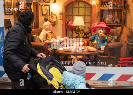 Le persone che ricercano Fenwick's 2017 Paddington Bear display di Natale, Newcastle upon Tyne, England, Regno Unito Foto Stock