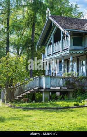 Vecchia casa in legno in bialowieza parco nazionale come una parte di belovezhskaya pushcha parco nazionale della Polonia. Foto Stock