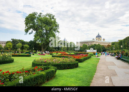 Vienna, Austria - 21 agosto 2012: persone parco giardino nel palazzo di Hofburg di Vienna, Austria. i turisti sullo sfondo Foto Stock