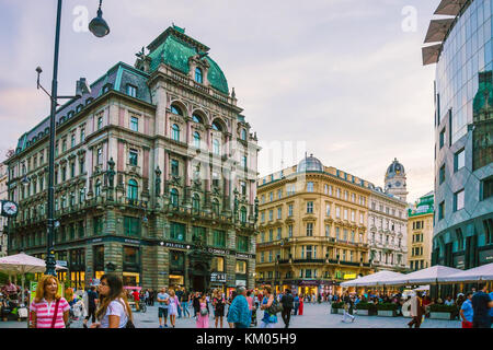 Vienna, Austria - 31 agosto 2013: persone passeggiate per la città vecchia di Vienna vicino a St Stephen cattedrale, Austria. Foto Stock