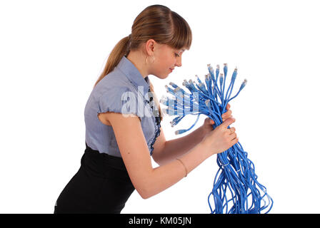 La ragazza prima di se stessa detiene il grande fascio di cavi di rete RJ45. (Simile su un bouquet di fiori) Foto Stock