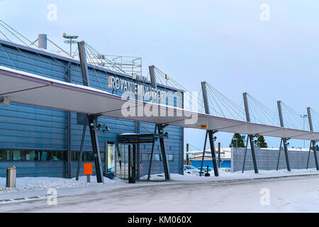 5 marzo 2017 - rovaniemi, Finlandia: ingresso nella sala arrivi dell'aeroporto di Rovaniemi in inverno Foto Stock