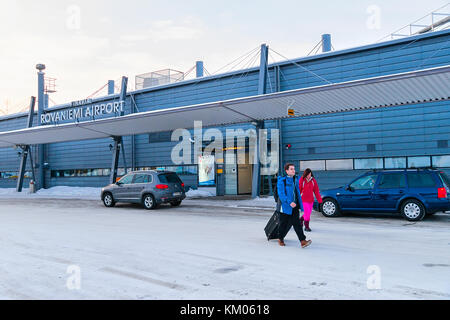 5 marzo 2017 - rovaniemi, Finlandia: coppia giovane con valigie di lasciare l'aeroporto di Rovaniemi in inverno Foto Stock