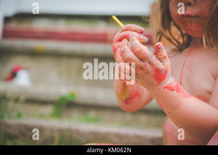 Un bimbo pitture sulle mani. Foto Stock