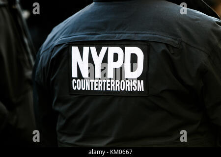 Digital signage sul retro dell'uniforme di un funzionario di nypd dalle unità di lotta contro il terrorismo. Foto Stock