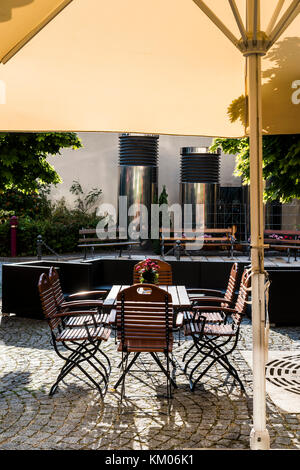 Tabella vuota in un hotel privato giardino di Lipsia, in Germania. Foto Stock