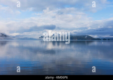 Riflessioni sul lago Harrison. Harrison Hot Springs, BC Canada Foto Stock