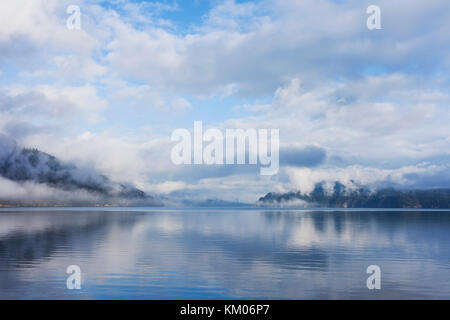 Riflessioni sul lago Harrison. Harrison Hot Springs, BC Canada Foto Stock