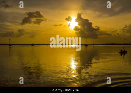 Keywest tramonto tramonto a key west florida usa con la barca e flottante silhouette di persone ora d'oro Foto Stock