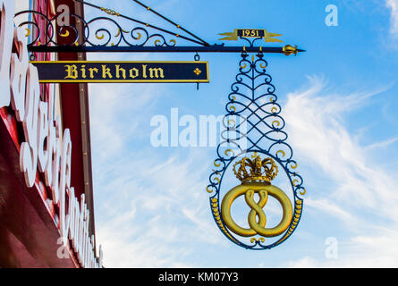 Intricato blu e oro pretzel segno appeso fuori Birkholm panetteria di Solvang, California, US Foto Stock