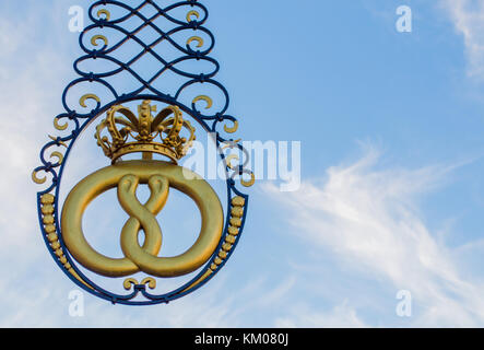 Close up di intricati blu e oro pretzel segno appeso fuori Birkholm panetteria di Solvang, California, US Foto Stock