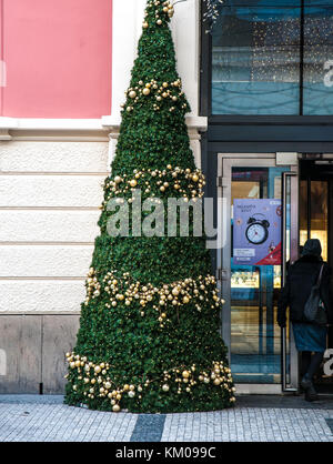 Albero di natale centro commerciale Palladium, Praga, Repubblica Ceca, Novembre 24, 2017 Foto Stock