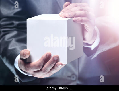 Cubo in mani maschio Foto Stock