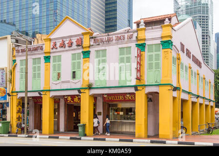 Tipica bottega cinese edificio con edifici moderni dietro, South Bridge Road, Chinatown, Singapore Foto Stock