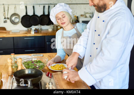 Lo Chef barbuto macinazione di grano di pepe Foto Stock