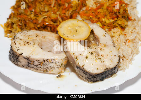 La dieta sana - riso marrone con pesci e verdure Foto Stock