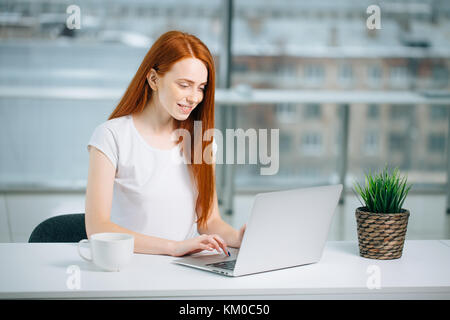 Donna digitando su laptop al lavoro donna che lavorano in ufficio a casa la tastiera a mano Foto Stock