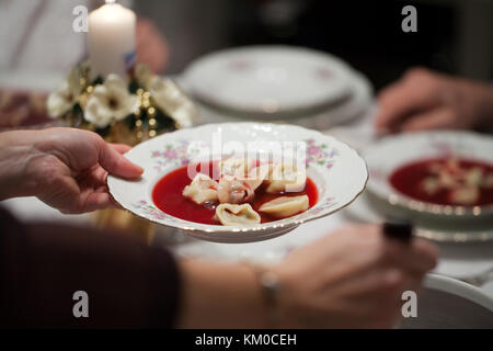 Borscht rosso con ravioli di funghi per la vigilia di natale Foto Stock