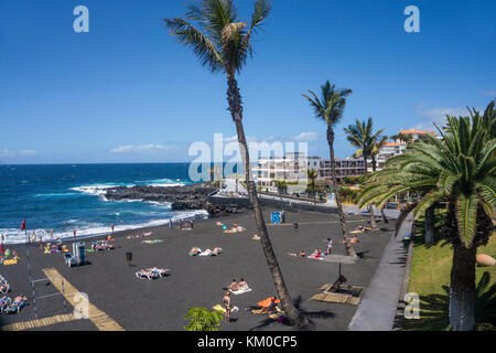 Playa la Arena, scuro spiaggia presso il villaggio la arena, nella costa occidentale dell'isola di Tenerife, Isole canarie, Spagna Foto Stock