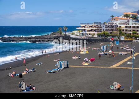 Playa la Arena, scuro spiaggia presso il villaggio la arena, nella costa occidentale dell'isola di Tenerife, Isole canarie, Spagna Foto Stock