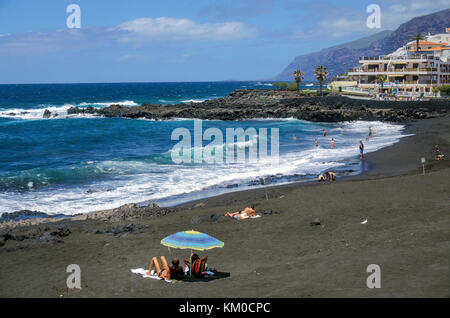 Playa la Arena, scuro spiaggia presso il villaggio la arena, nella costa occidentale dell'isola di Tenerife, Isole canarie, Spagna Foto Stock