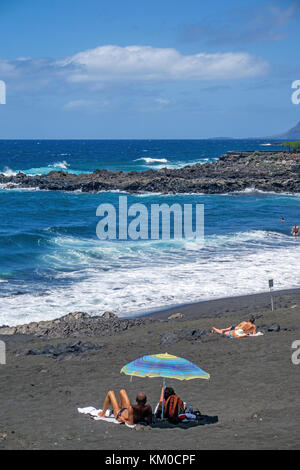 Playa la Arena, scuro spiaggia presso il villaggio la arena, nella costa occidentale dell'isola di Tenerife, Isole canarie, Spagna Foto Stock