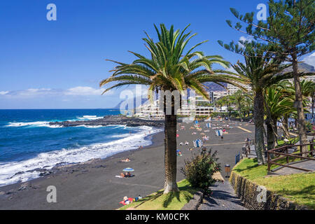 Playa la Arena, scuro spiaggia presso il villaggio la arena, nella costa occidentale dell'isola di Tenerife, Isole canarie, Spagna Foto Stock