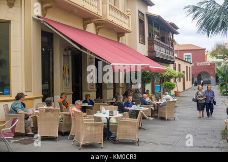 Street coffee shop al centro storico di Puerto de la Cruz, a nord dell'isola di Tenerife, Isole canarie, Spagna Foto Stock