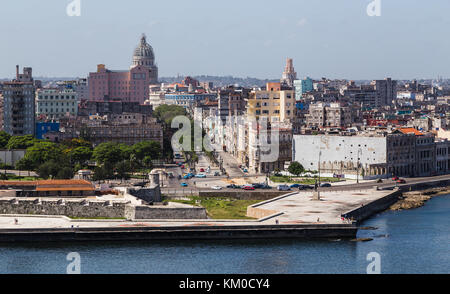 Guardando sulla baia di havana verso Paseo del Prado, la principale arteria che divide la habana vieja (l'Avana vecchia) dal centro habana (un grande Foto Stock