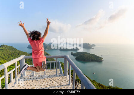 Turista sul balcone è vista picco punto di ko Wua Ta Lap isola e la bellissima natura durante il tramonto sul mare in mu ko Ang Thong Foto Stock