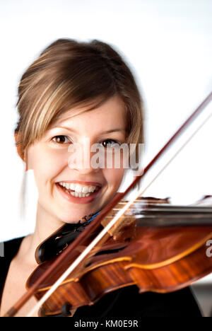 Giovane ragazza sorridente e suonare il violino Foto Stock