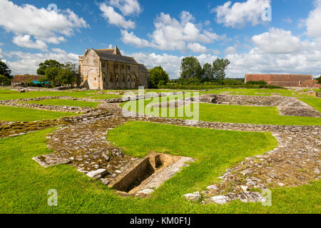 Solo l'Abbot House dell'ex medievale Abbazia benedettina e le posizioni di muri e pareti di edifici restano in Muchelney, Somerset, Inghilterra, Regno Unito Foto Stock