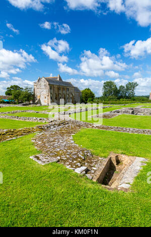 Solo l'Abbot House dell'ex medievale Abbazia benedettina e le posizioni di muri e pareti di edifici restano in Muchelney, Somerset, Inghilterra, Regno Unito Foto Stock