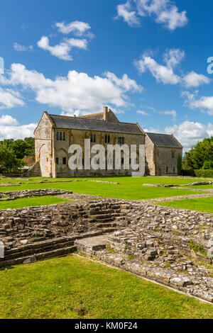 Solo l'Abbot House dell'ex medievale Abbazia benedettina e le posizioni di muri e pareti di edifici restano in Muchelney, Somerset, Inghilterra, Regno Unito Foto Stock