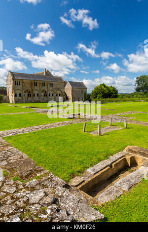 Solo l'Abbot House dell'ex medievale Abbazia benedettina e le posizioni di muri e pareti di edifici restano in Muchelney, Somerset, Inghilterra, Regno Unito Foto Stock