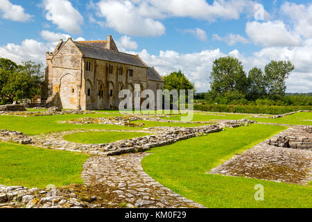 Solo l'Abbot House dell'ex medievale Abbazia benedettina e le posizioni di muri e pareti di edifici restano in Muchelney, Somerset, Inghilterra, Regno Unito Foto Stock