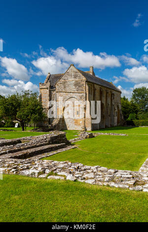 Solo l'Abbot House dell'ex medievale Abbazia benedettina e le posizioni di muri e pareti di edifici restano in Muchelney, Somerset, Inghilterra, Regno Unito Foto Stock