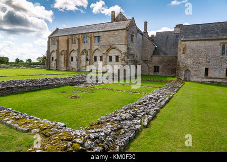 Solo l'Abbot House dell'ex medievale Abbazia benedettina e le posizioni di muri e pareti di edifici restano in Muchelney, Somerset, Inghilterra, Regno Unito Foto Stock