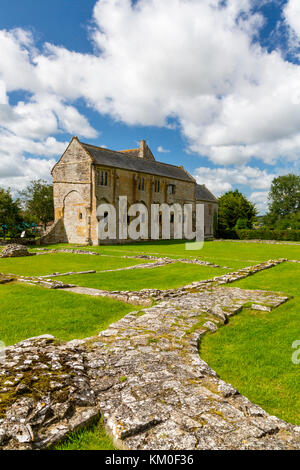 Solo l'Abbot House dell'ex medievale Abbazia benedettina e le posizioni di muri e pareti di edifici restano in Muchelney, Somerset, Inghilterra, Regno Unito Foto Stock