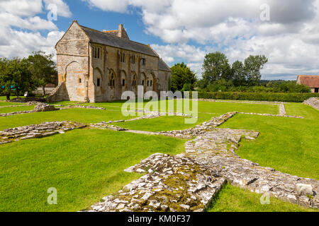 Solo l'Abbot House dell'ex medievale Abbazia benedettina e le posizioni di muri e pareti di edifici restano in Muchelney, Somerset, Inghilterra, Regno Unito Foto Stock