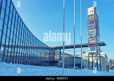 Rovaniemi, Finlandia - 1 marzo 2017: ingresso in vetro centro commerciale in inverno rovaniemi, Finlandia. Foto Stock