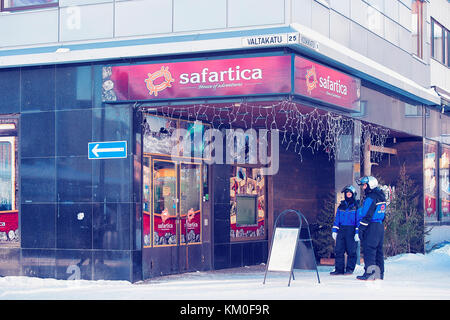 Rovaniemi, Finlandia - 4 marzo 2017: persone in motoslitta e renne safari office center in inverno rovaniemi, Finlandia. Foto Stock