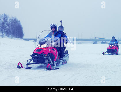 Rovaniemi, Finlandia - 2 marzo 2017: persone a cavallo delle motoslitte in inverno rovaniemi, Lapponia, Finlandia Foto Stock